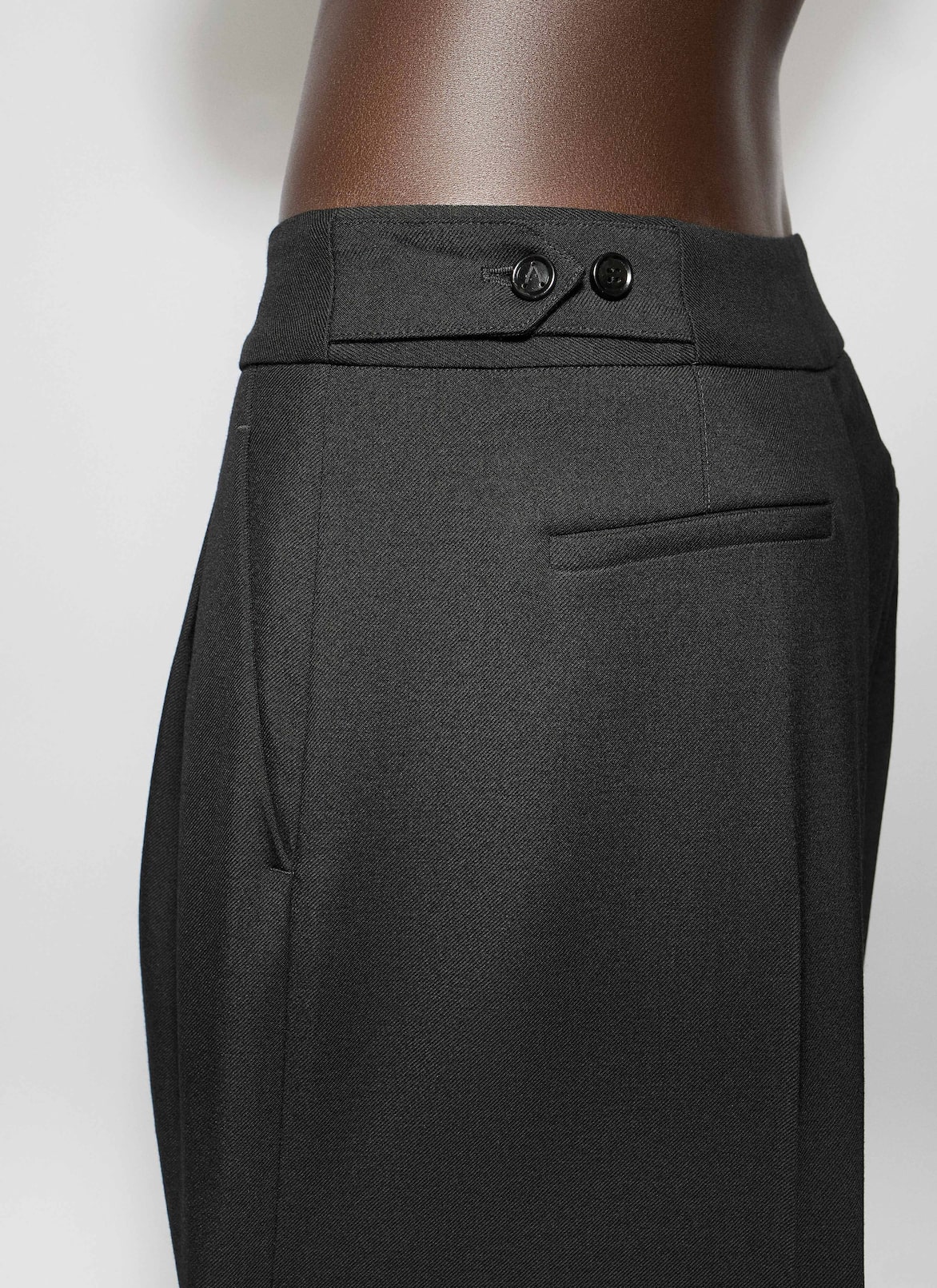 PANTALON DE TAILLEUR EN GABARDINE DE LAINE ALAÏA PANTALON DE TAILLEUR EN GABARDINE DE LAINE NOIR